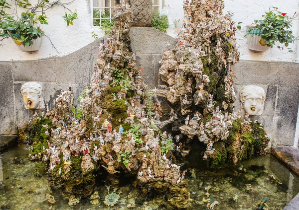 意大利南部坎帕尼亚区的阿马尔菲海湾上的小人物喷泉 — 图库照片