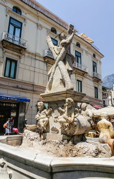 Амальфи Италия Июня 2017 Года Fountain Статуей Святого Андрея Главной — стоковое фото