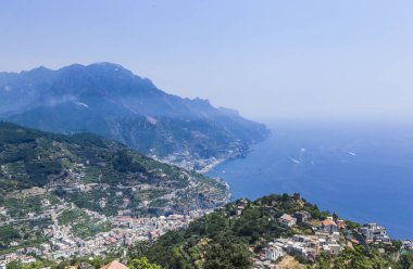 Dağlar ve Tiren Denizi ile sahne Ravello Köyü, Amalfi coast, İtalya