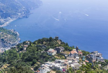 Dağlar ve Tiren Denizi ile sahne Ravello Köyü, Amalfi coast, İtalya