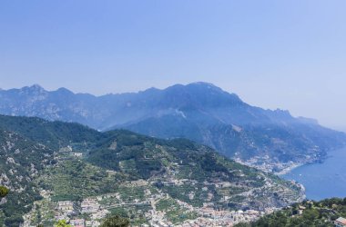 Dağlar ve Tiren Denizi ile sahne Ravello Köyü, Amalfi coast, İtalya