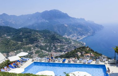 Ravello, İtalya - 20 Temmuz 2017: yüzme havuzu Amalfi Coast. Ravello village, İtalya