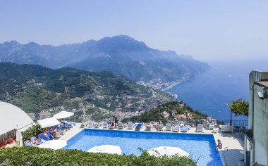 Ravello, İtalya - 20 Temmuz 2017: yüzme havuzu Amalfi Coast. Ravello village, İtalya