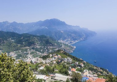 Dağlar ve Tiren Denizi ile sahne Ravello Köyü, Amalfi coast, İtalya