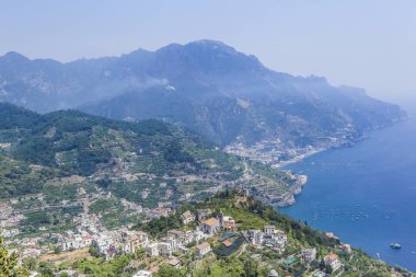 Dağlar ve Tiren Denizi ile sahne Ravello Köyü, Amalfi coast, İtalya
