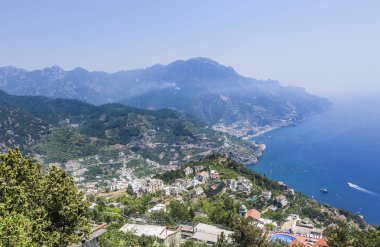 Dağlar ve Tiren Denizi ile sahne Ravello Köyü, Amalfi coast, İtalya