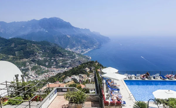 Ravello, İtalya - 20 Temmuz 2017: yüzme havuzu Amalfi Coast. Ravello village, İtalya
