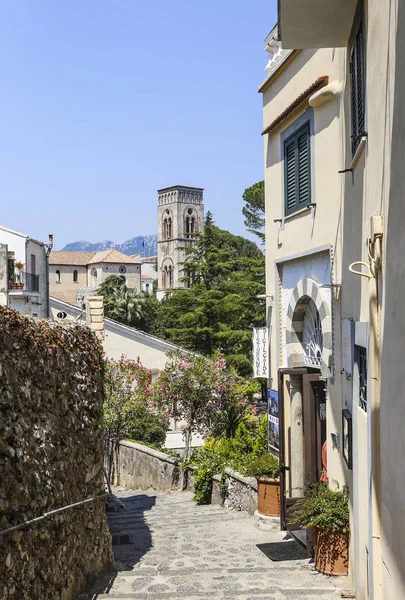 Ravello Italien Juli 2017 Eine Enge Steile Straße Mit Blühenden — Stockfoto