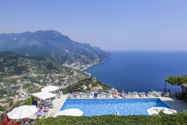 Ravello, İtalya - 20 Temmuz 2017: yüzme havuzu Amalfi Coast. Ravello village, İtalya
