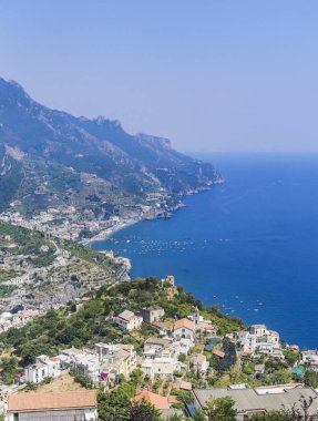 Dağlar ve Tiren Denizi ile sahne Ravello Köyü, Amalfi coast, İtalya