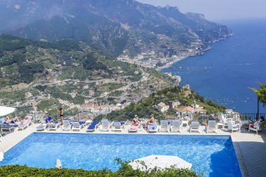 Ravello, İtalya - 20 Temmuz 2017: yüzme havuzu Amalfi Coast. Ravello village, İtalya