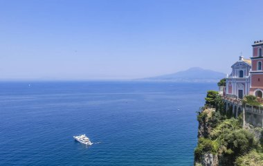 Bir Vico Equense. İtalya. La chiesa di Santissima Annunziata, arka planda Vezüv Yanardağı.