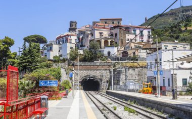 Bir Vico Equense tren istasyonu platformu. İtalya