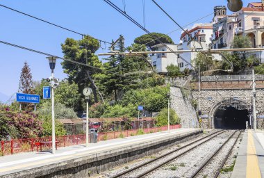 Bir Vico Equense tren istasyonu platformu. İtalya