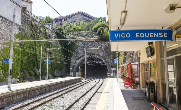 ヴィーコ エクエンセ駅のプラットフォーム イタリア — ストック写真