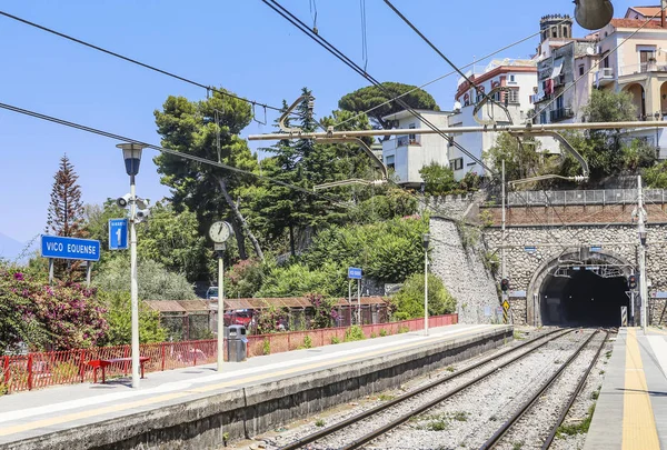 Πλατφόρμα Του Σιδηροδρομικού Σταθμού Vico Equense Ιταλία — Φωτογραφία Αρχείου