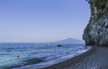 Bir Vico Equense. İtalya Temmuz 22,2017: Amalfi Coast, arka planda Vezüv Yanardağı sahilde. Bir Vico Equense. İtalya