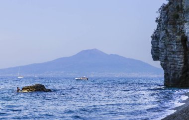 Bir Vico Equense. İtalya Temmuz 22,2017: Amalfi Coast, arka planda Vezüv Yanardağı sahilde. Bir Vico Equense. İtalya