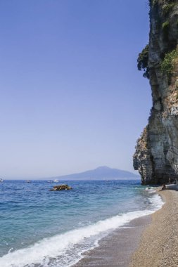 Bir Vico Equense. İtalya Temmuz 22,2017: Amalfi Coast, arka planda Vezüv Yanardağı sahilde. Bir Vico Equense. İtalya