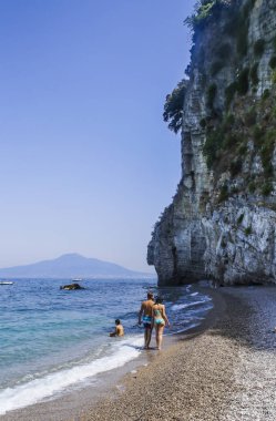 Bir Vico Equense. İtalya Temmuz 22,2017: Amalfi Coast, arka planda Vezüv Yanardağı sahilde. Bir Vico Equense. İtalya