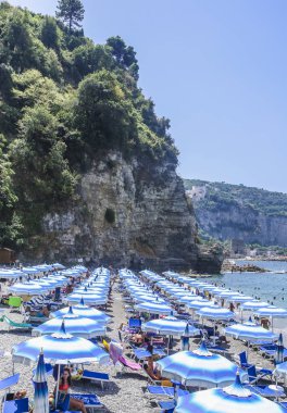 Bir Vico Equense. İtalya Temmuz 22,2017: Amalfi Coast, Vico Equense sahilde. İtalya