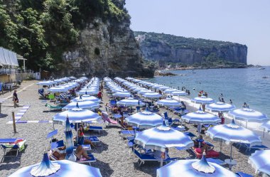 Bir Vico Equense. İtalya Temmuz 22,2017: Amalfi Coast, Vico Equense sahilde. İtalya