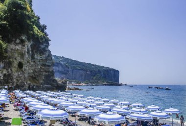 Bir Vico Equense. İtalya Temmuz 22,2017: Amalfi Coast, Vico Equense sahilde. İtalya