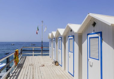 Bir Vico Equense. İtalya Temmuz 22,2017: özel plaj Amalfi Coast, Vico Equense kabinler. İtalya