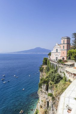 Bir Vico Equense. İtalya Temmuz 22,2017: Vico Equense. İtalya. Sporting Hotel. La chiesa di Santissima Annunziata, arka planda Vezüv Yanardağı.