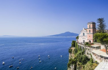 Bir Vico Equense. İtalya Temmuz 22,2017: Vico Equense. İtalya. Sporting Hotel. La chiesa di Santissima Annunziata, arka planda Vezüv Yanardağı.