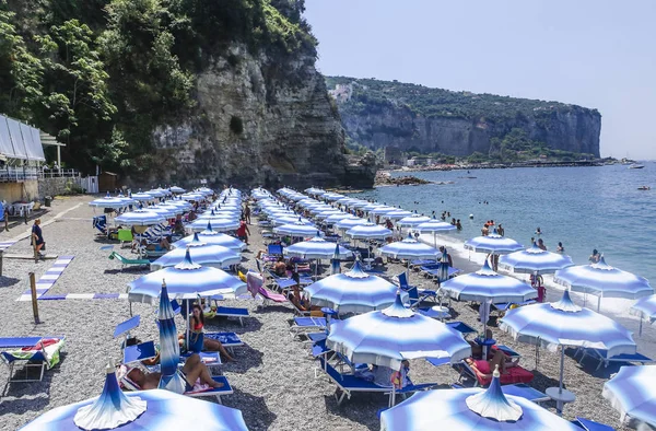 Bir Vico Equense. İtalya Temmuz 22,2017: Amalfi Coast, Vico Equense sahilde. İtalya