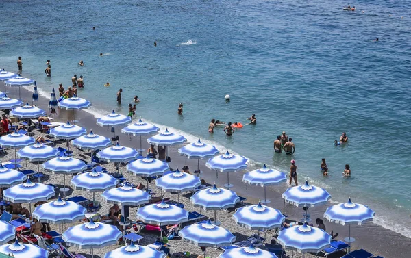 Bir Vico Equense. İtalya Temmuz 22,2017: Amalfi Coast, Vico Equense sahilde. İtalya