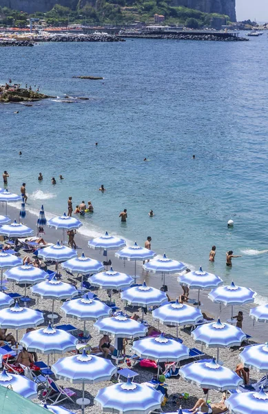 Bir Vico Equense. İtalya Temmuz 22,2017: Amalfi Coast, Vico Equense sahilde. İtalya