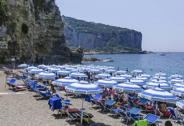 Bir Vico Equense. İtalya Temmuz 22,2017: Amalfi Coast, Vico Equense sahilde. İtalya