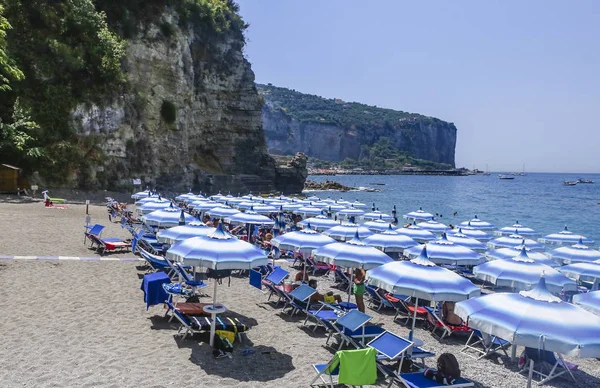 Bir Vico Equense. İtalya Temmuz 22,2017: Amalfi Coast, Vico Equense sahilde. İtalya