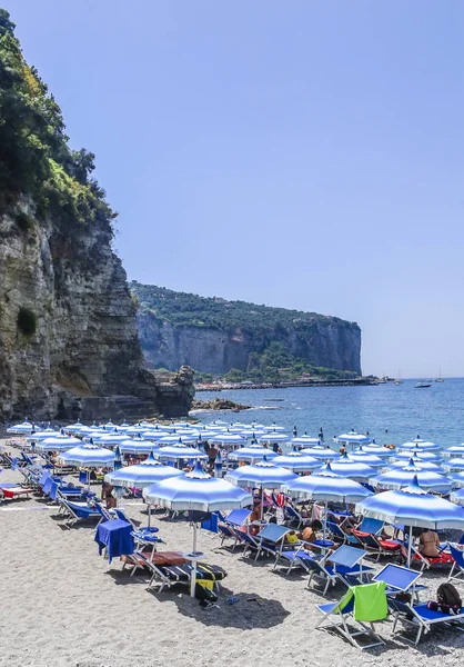 Bir Vico Equense. İtalya Temmuz 22,2017: Amalfi Coast, Vico Equense sahilde. İtalya