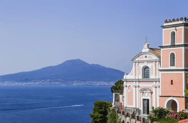 Bir Vico Equense. İtalya. La chiesa di Santissima Annunziata, arka planda Vezüv Yanardağı.