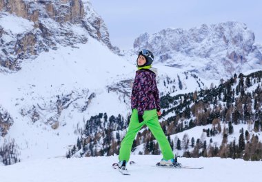 Bir kayakçı dağların bir arka plan üzerinde portresi. Selva di Val Gardena, İtalya