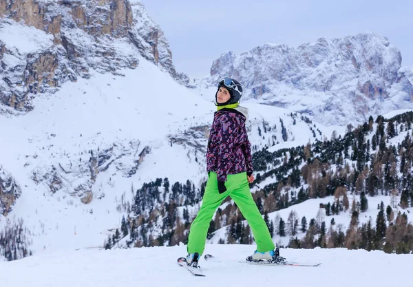 Retrato Esquiador Fundo Montanhas Selva Val Gardena Itália — Fotografia de Stock