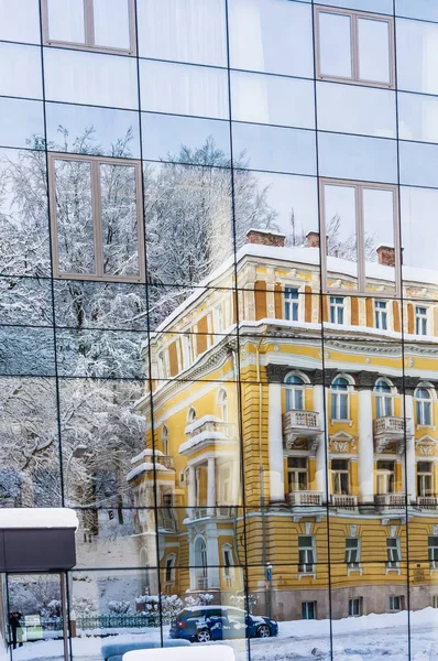 在酒店的窗户的度假建筑的反射 玛丽亚温泉市 马里昂巴德 在冬季与雪 捷克共和国 — 图库照片