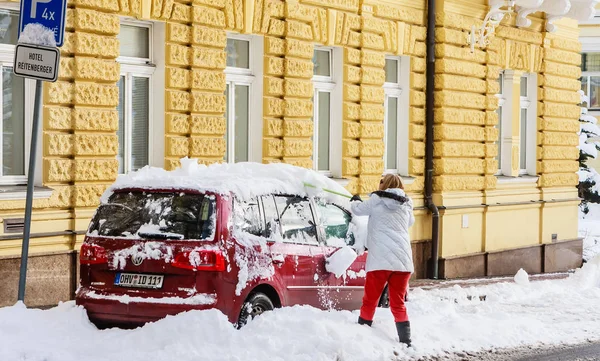 チェコ共和国 マリアーンスケー ラーズニェ 2018 冬の朝は雪や霜から車を掃除の女性 チェコ共和国の町マリアーンスケー ラーズニェ カルロヴィ ヴァリ — ストック写真