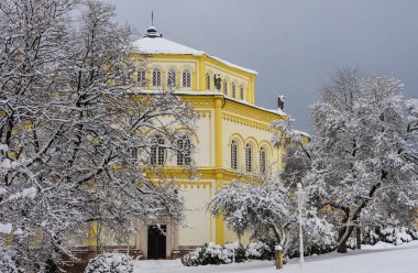 Katolik Kilisesi küçük Batı bohem spa Town Marianske Lazne (Marienbad) - Çek Cumhuriyeti. Kış saati.