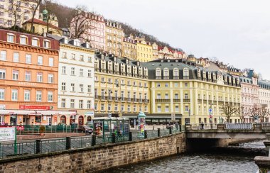 Karlovy Vary, Çek Cumhuriyeti: 25 Ocak 2018: tarihi kent merkezi ile nehir spa Town Karlovy Vary. Çek Cumhuriyeti