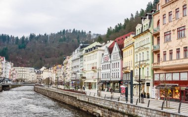Karlovy Vary, Çek Cumhuriyeti: 25 Ocak 2018: tarihi kent merkezi ile nehir spa Town Karlovy Vary. Çek Cumhuriyeti