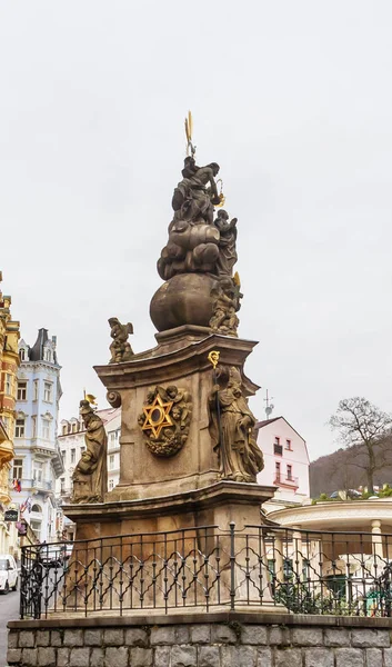 卡罗维发利 捷克共和国 2018年1月25日 神圣三位一体柱 雕塑家奥斯华约瑟夫谷文达在卡罗维发利历史中心 图库照片