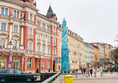 Karlovy Vary, Çek Cumhuriyeti: 25 Ocak 2018: Postane Binası ve Stela dikilitaş Karlovy Vary, Çek Cumhuriyeti