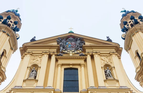 圣卡耶坦剧院教堂 Theatinerkirche Cajetan 的碎片 慕尼黑的天主教教堂 由选举费迪南德 玛丽亚和他的妻子 Say Henriette Adelaide — 图库照片