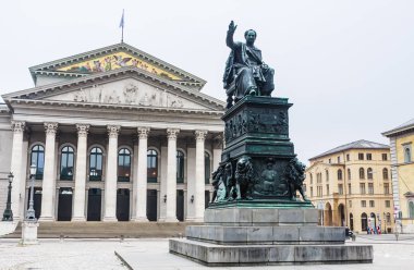Ulusal Tiyatro ve Max ben Joseph anıt üzerinde Max-Joseph-Platz Münih, Almanya