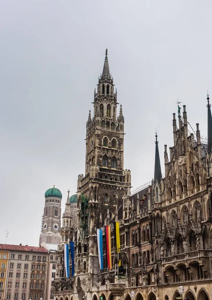 マリエン広場の新市庁舎 Rathaus の時計塔はゴシック建築 ミュンヘン ババリア ドイツ ヨーロッパで有名な建物 — ストック写真