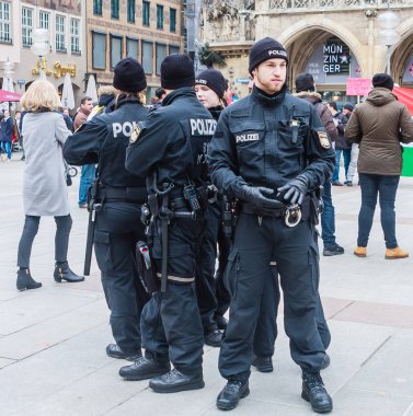 Münih, Almanya - Ocak, 27 2018: Marienplatz ayakta ve alan güvenliğini sağlama polislerdenbirinin. Münih, Almanya